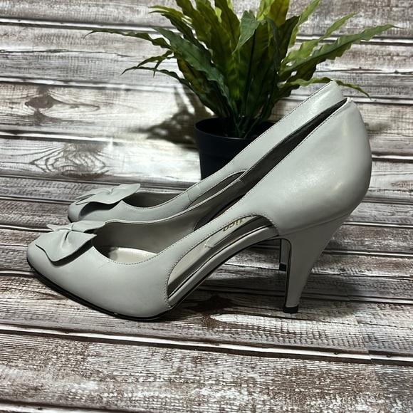 Calico Women's Gray Heels with Bow Detail and side cut out. Size 7.5 - Picture 4 of 11